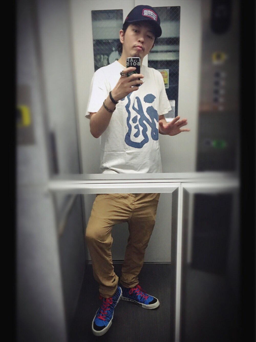 ベージュ系のその他パンツ、ブルー系のスニーカー、ホワイト系のTシャツ/カットソーを着用したメンズの秋コーディネートの1枚目の写真