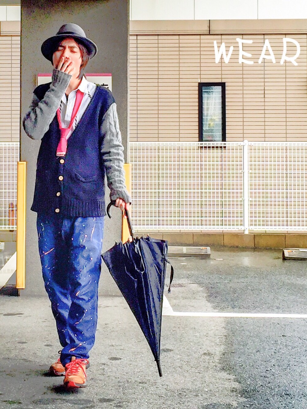 ブルー系のデニムパンツ、ブラウン系のスニーカー、ピンク系のネクタイを着用したメンズの春コーディネートの1枚目の写真