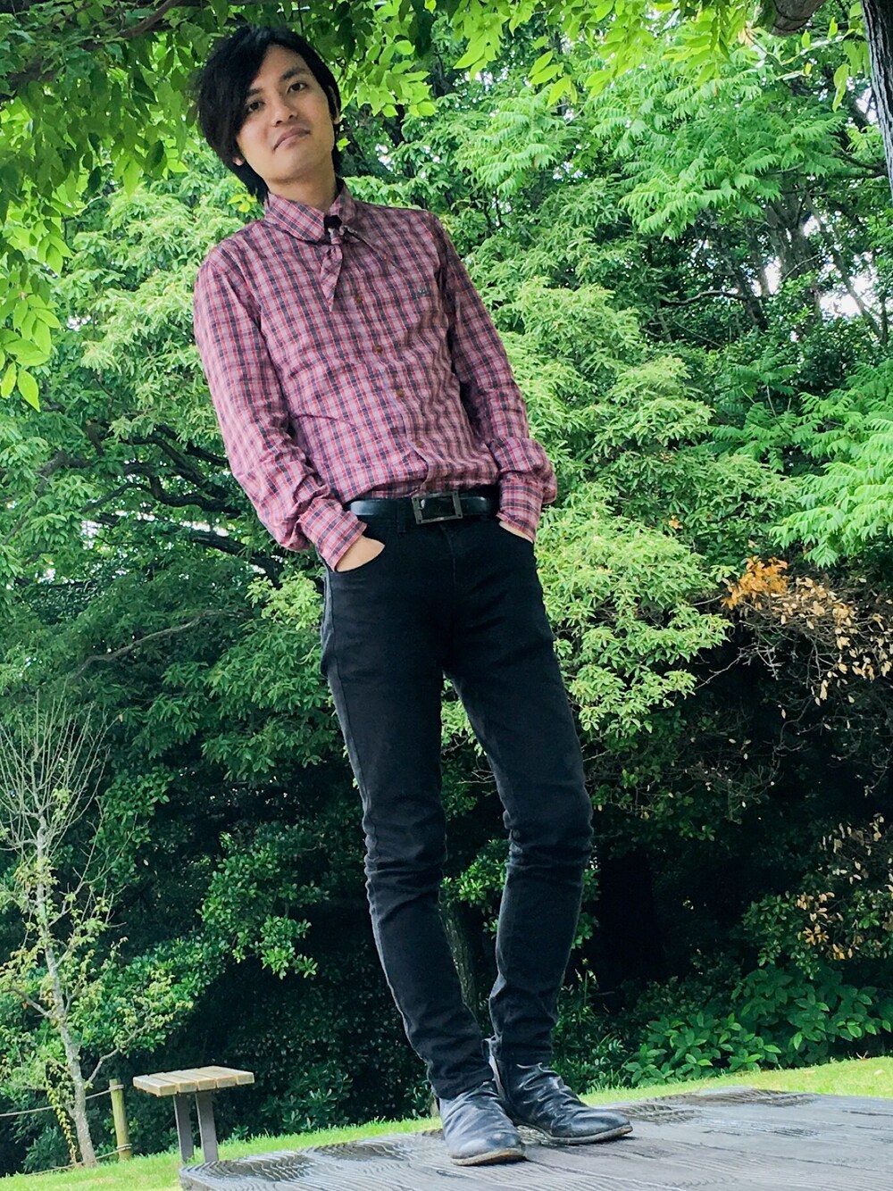 レッド系のシャツ/ブラウス、ブラック系のその他パンツ、ブラック系のブーツを着用したメンズの夏コーディネートの1枚目の写真