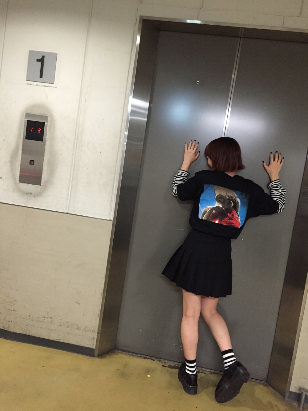 「Supreme のアイテム（Tシャツ/カットソー、ブラック系）」を使った、アスカスさん（レディース・162cm）の秋コーディネートの1枚目の写真