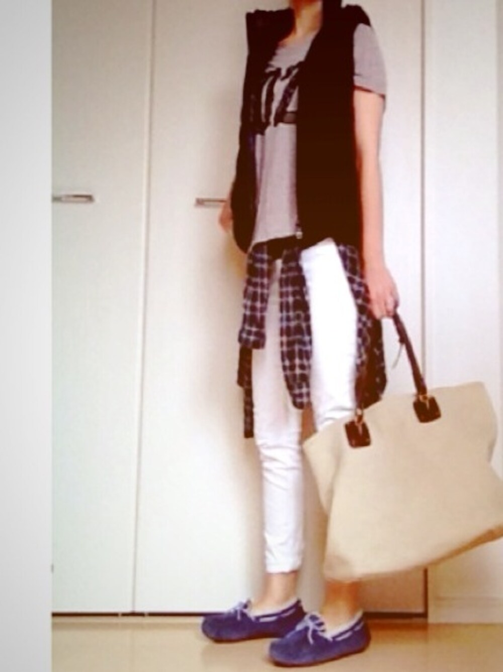 「ダウンベスト、UNIQLO、プチプラ、運動会、UGG、ママコーデ」｜「KIKKA THE DIARY OFのアイテム（Tシャツ/カットソー、グレー系）」を使った、Ｙさん（レディース・155cm）の秋コーディネートの1枚目の写真