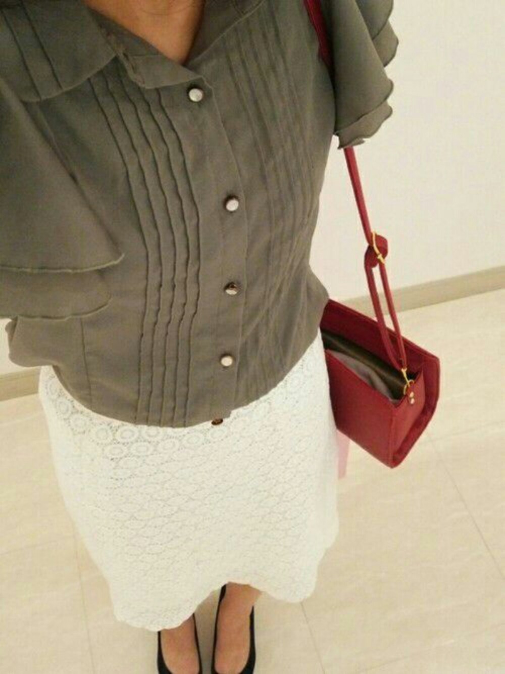 「大人カジュアル、女子コーデ、お食事会、いい女風、スカート、秋カラー、白いスカート、仕事コーデ、カーキ、ootd」｜「dazlinのアイテム（シャツ/ブラウス、グリーン系）」を使った、ayuuuさん（レディース・166cm）の夏コーディネートの1枚目の写真
