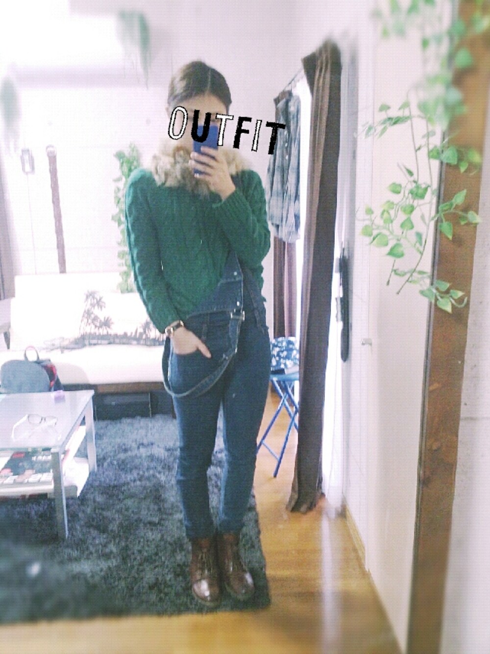 ブラウン系のブーツを着用したレディースの秋コーディネートの1枚目の写真