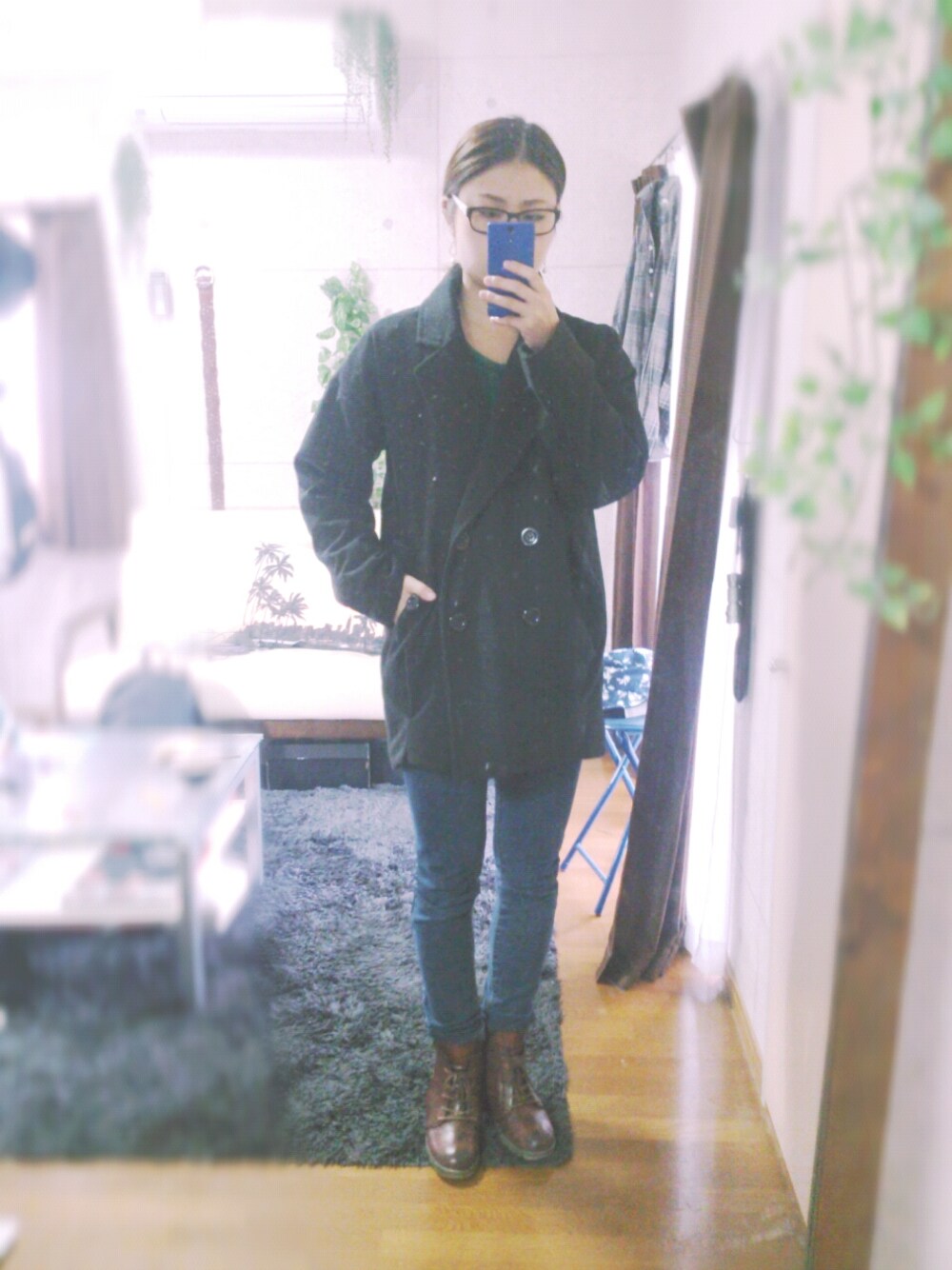 ブラウン系のブーツを着用したレディースの秋コーディネートの1枚目の写真