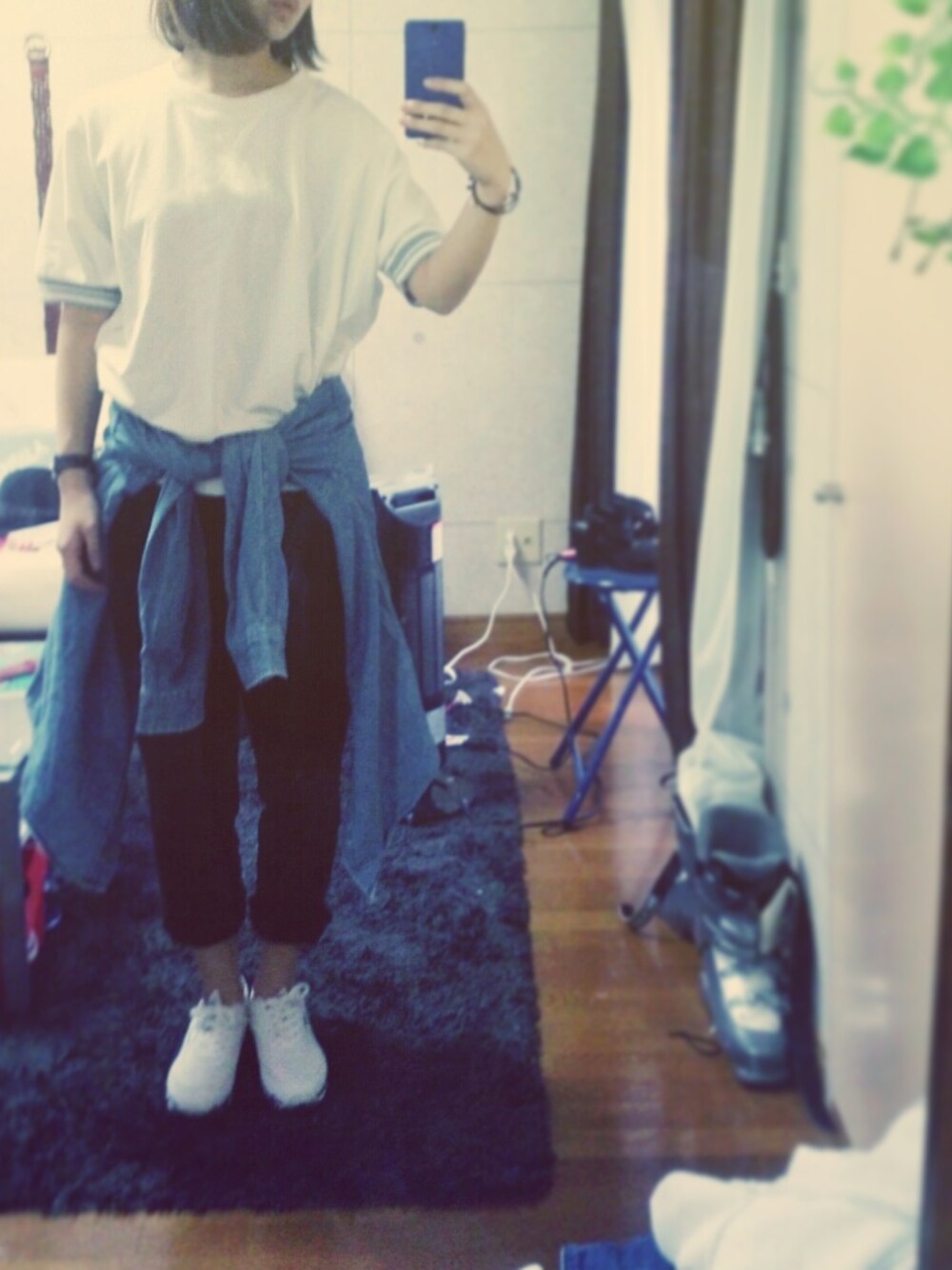 「Polo Ralph Lauren、タックパンツ、白いスニーカー、スウェット、デニムシャツ、PUMA」｜「BLACK BY MOUSSYのAce/pe elastic waist PT（スラックス、ブラック系）」を使った、ashibaさん（レディース・158cm）の春コーディネートの1枚目の写真