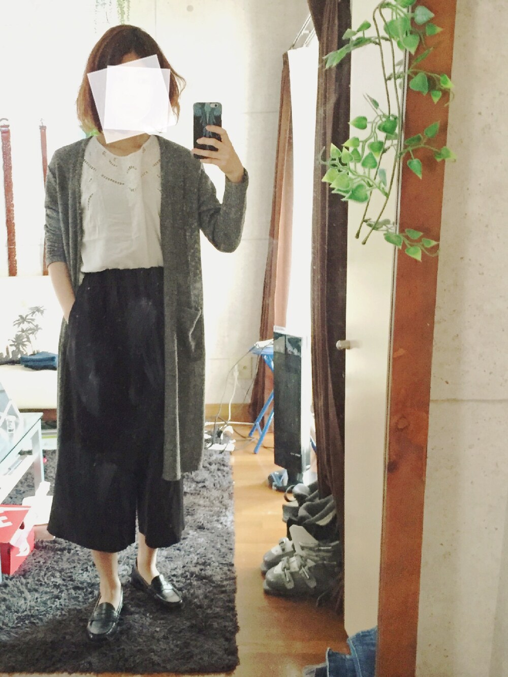 グレー系のカーディガン/ボレロ、ブラック系のその他パンツ、ホワイト系のTシャツ/カットソーを着用したレディースの春コーディネートの1枚目の写真