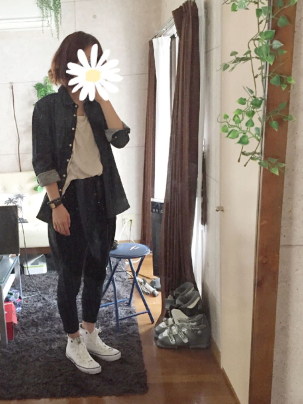 ブルー系のシャツ/ブラウス、ブラック系のその他パンツ、ホワイト系のスニーカーを着用したレディースの春コーディネートの1枚目の写真