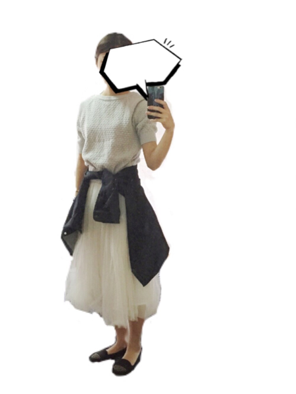 ホワイト系のスカート、ブルー系のシャツ/ブラウス、グレー系のニット/セーターを着用したレディースの春コーディネートの1枚目の写真