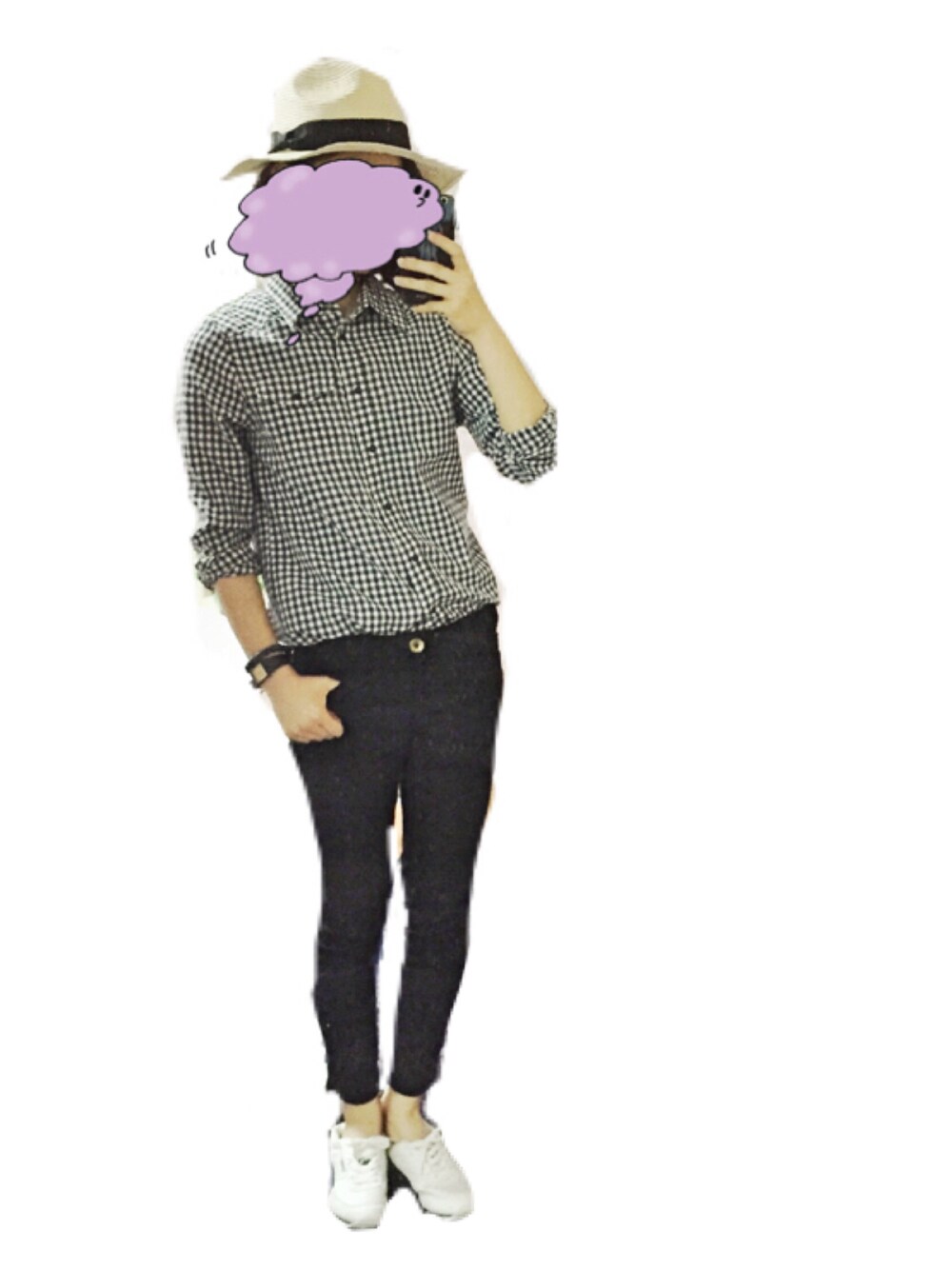 ホワイト系のスニーカー、ブラック系のデニムパンツ、ホワイト系のハットを着用したレディースの夏コーディネートの1枚目の写真