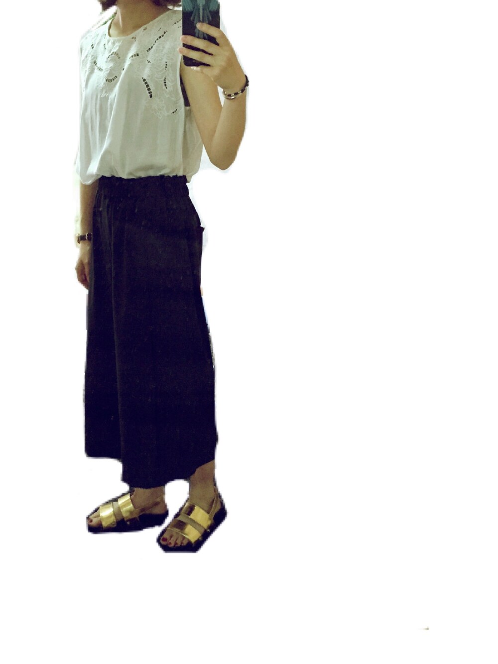 ゴールド系のサンダル、ブラック系のその他パンツ、ホワイト系のTシャツ/カットソーを着用したレディースの夏コーディネートの1枚目の写真