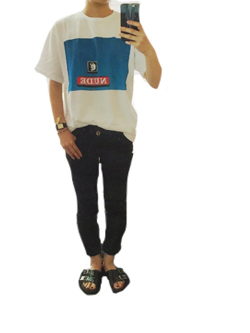 ブラック系のサンダル、ブラック系のデニムパンツ、ホワイト系のTシャツ/カットソーを着用したレディースの夏コーディネートの1枚目の写真