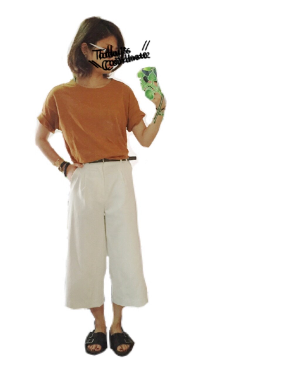 ブラック系のサンダル、ホワイト系のパンツ、イエロー系のTシャツ/カットソーを着用したレディースの夏コーディネートの1枚目の写真