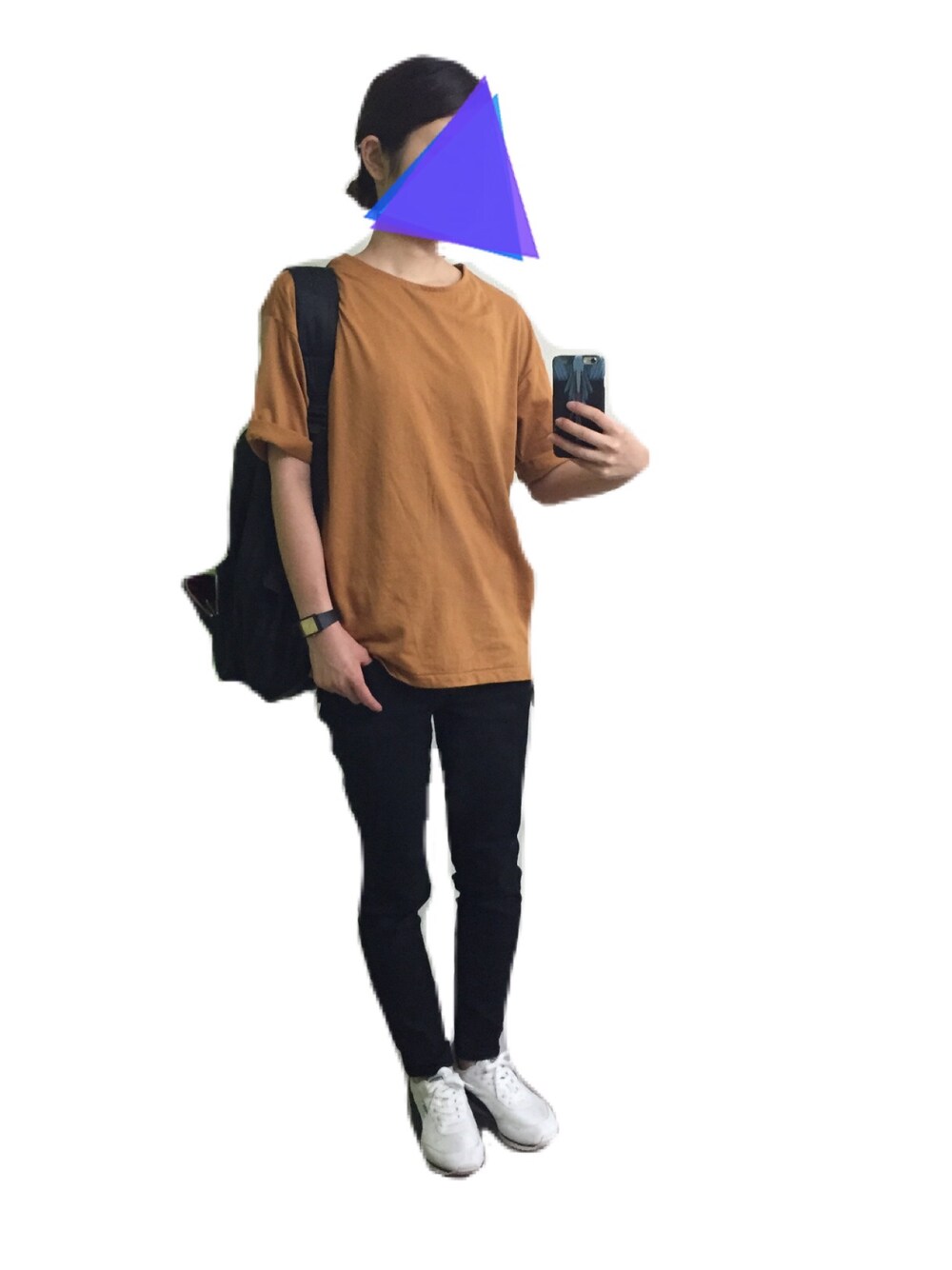 ホワイト系のスニーカー、ブラック系のデニムパンツ、イエロー系のTシャツ/カットソーを着用したレディースの夏コーディネートの1枚目の写真