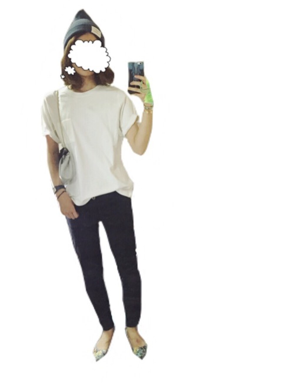 その他のパンプス、ブラック系のデニムパンツ、ホワイト系のTシャツ/カットソーを着用したレディースの夏コーディネートの1枚目の写真