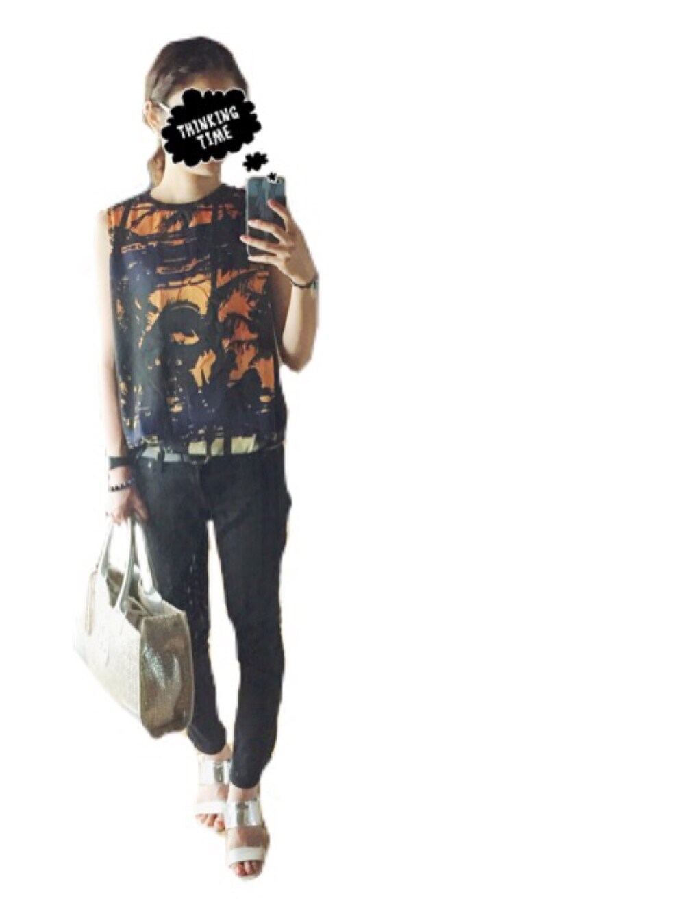 ホワイト系のサンダル、ブラック系のデニムパンツ、その他のTシャツ/カットソーを着用したレディースの夏コーディネートの1枚目の写真