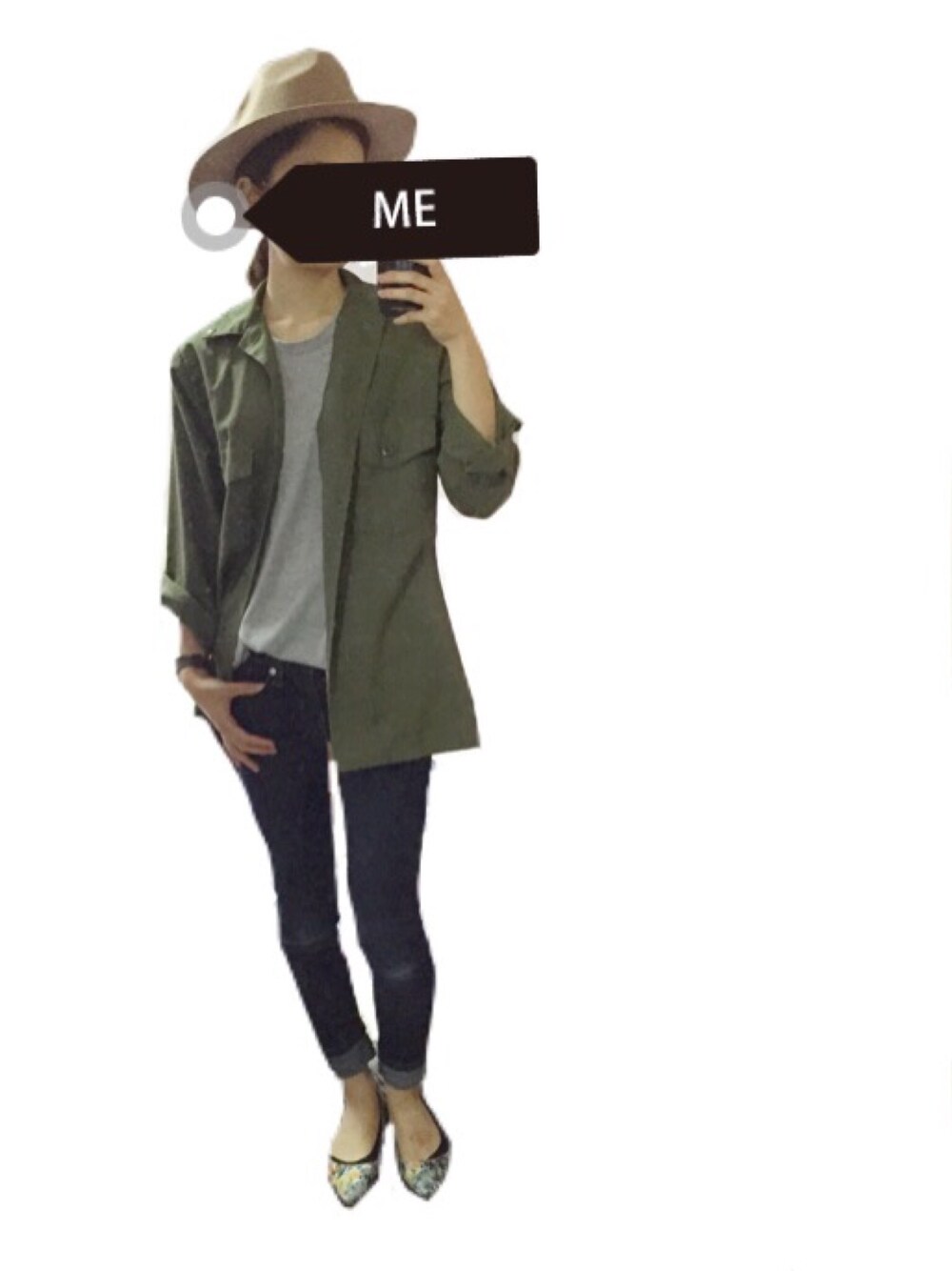 ブルー系のパンプス、ブルー系のデニムパンツ、グレー系のTシャツ/カットソーを着用したレディースの秋コーディネートの1枚目の写真