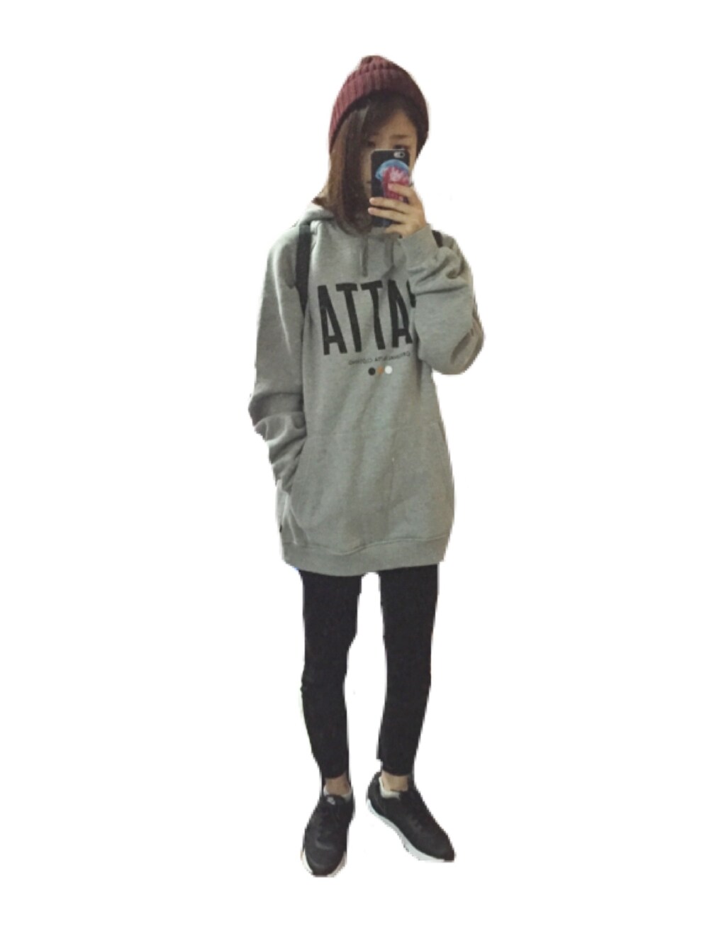 ブラック系のスニーカー、ブラック系のデニムパンツ、グレー系のスウェットを着用したレディースの秋コーディネートの1枚目の写真