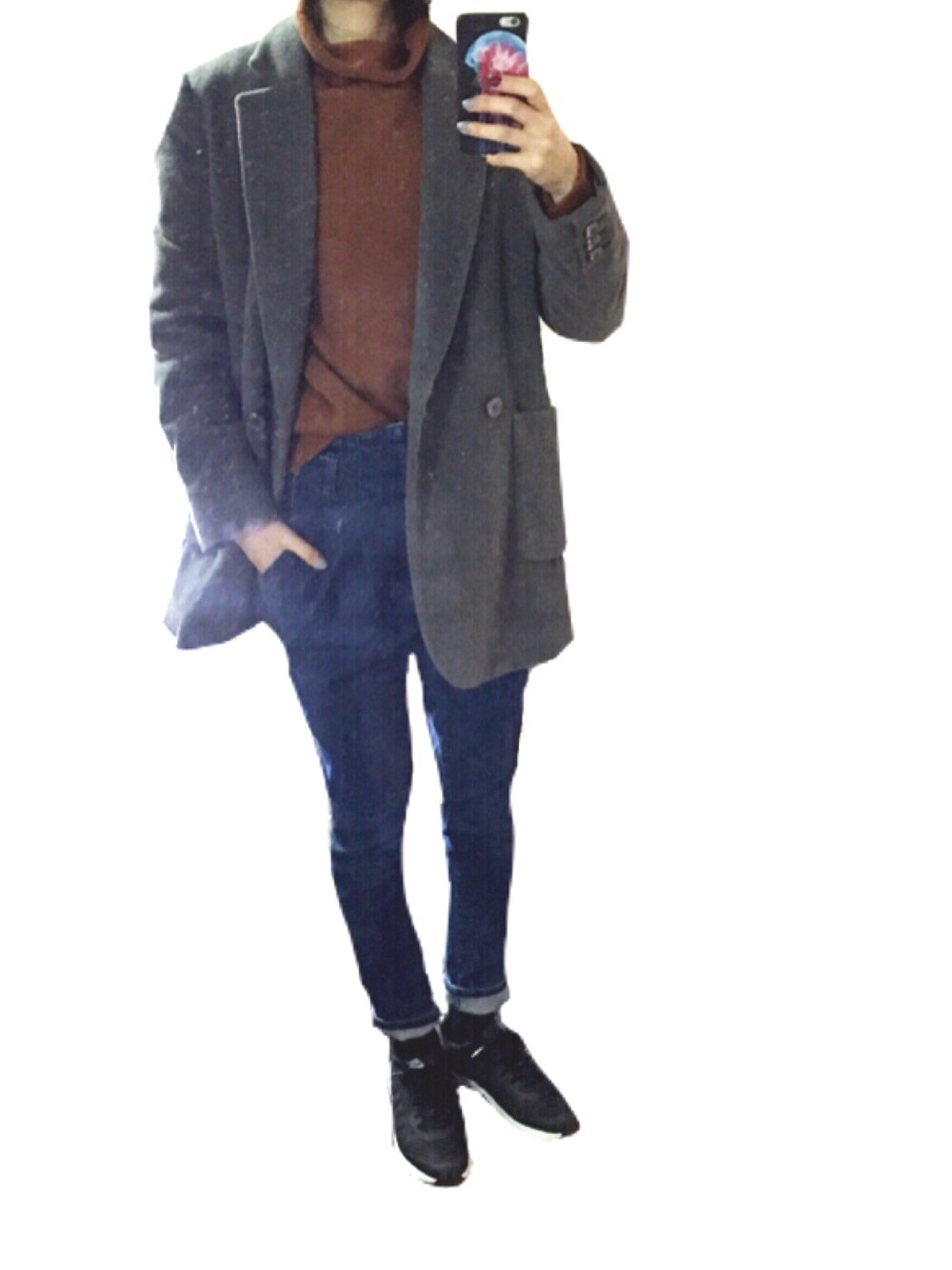 ブラック系のスニーカー、ブルー系のデニムパンツ、グレー系のチェスターコートを着用したレディースの冬コーディネートの1枚目の写真