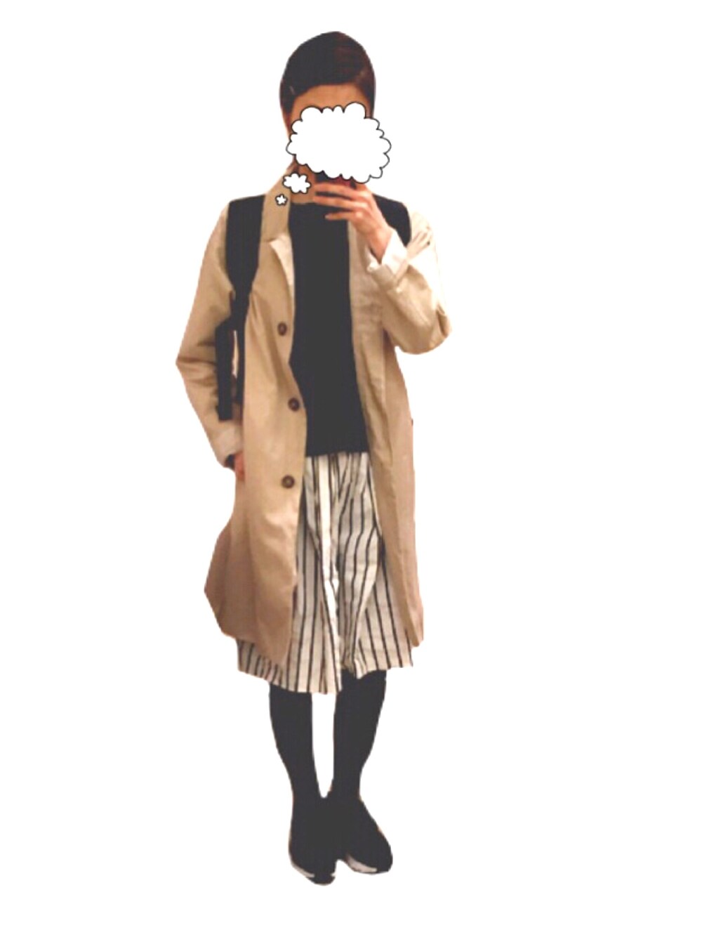 ブラック系のスニーカー、ホワイト系のスカート、ベージュ系のジャケット/アウターを着用したレディースの冬コーディネートの1枚目の写真