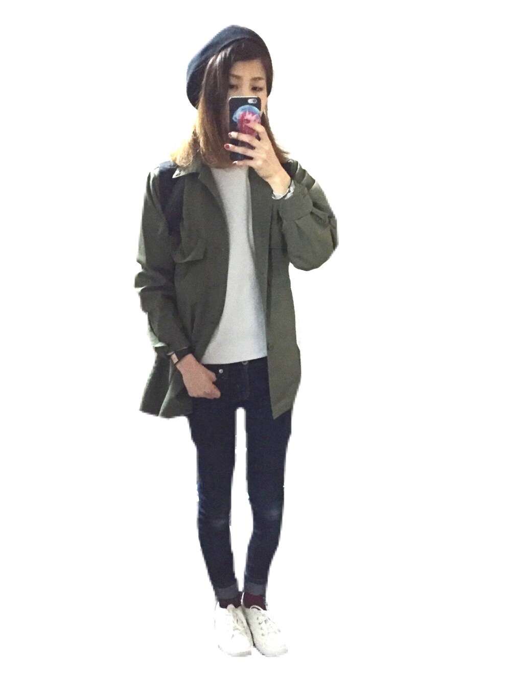 ホワイト系のスニーカー、ブルー系のデニムパンツ、グレー系のTシャツ/カットソーを着用したレディースの春コーディネートの1枚目の写真