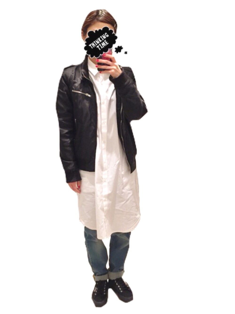 ブラック系のスニーカー、ブルー系のデニムパンツ、ブラック系のジャケット/アウターを着用したレディースの春コーディネートの1枚目の写真