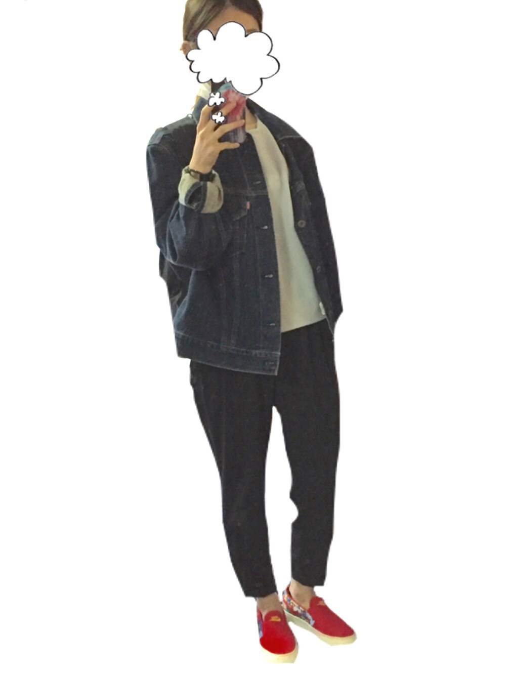 「オトナカジュアル、黒、デニムパンツ、メンズライク、古着、NIKE、青、デニムジャケット、赤」｜「NIKEのNIKE / WMNS TOKI SLIP PRINT【SP】（スニーカー、レッド系）」を使った、ashibaさん（レディース・158cm）の春コーディネートの1枚目の写真