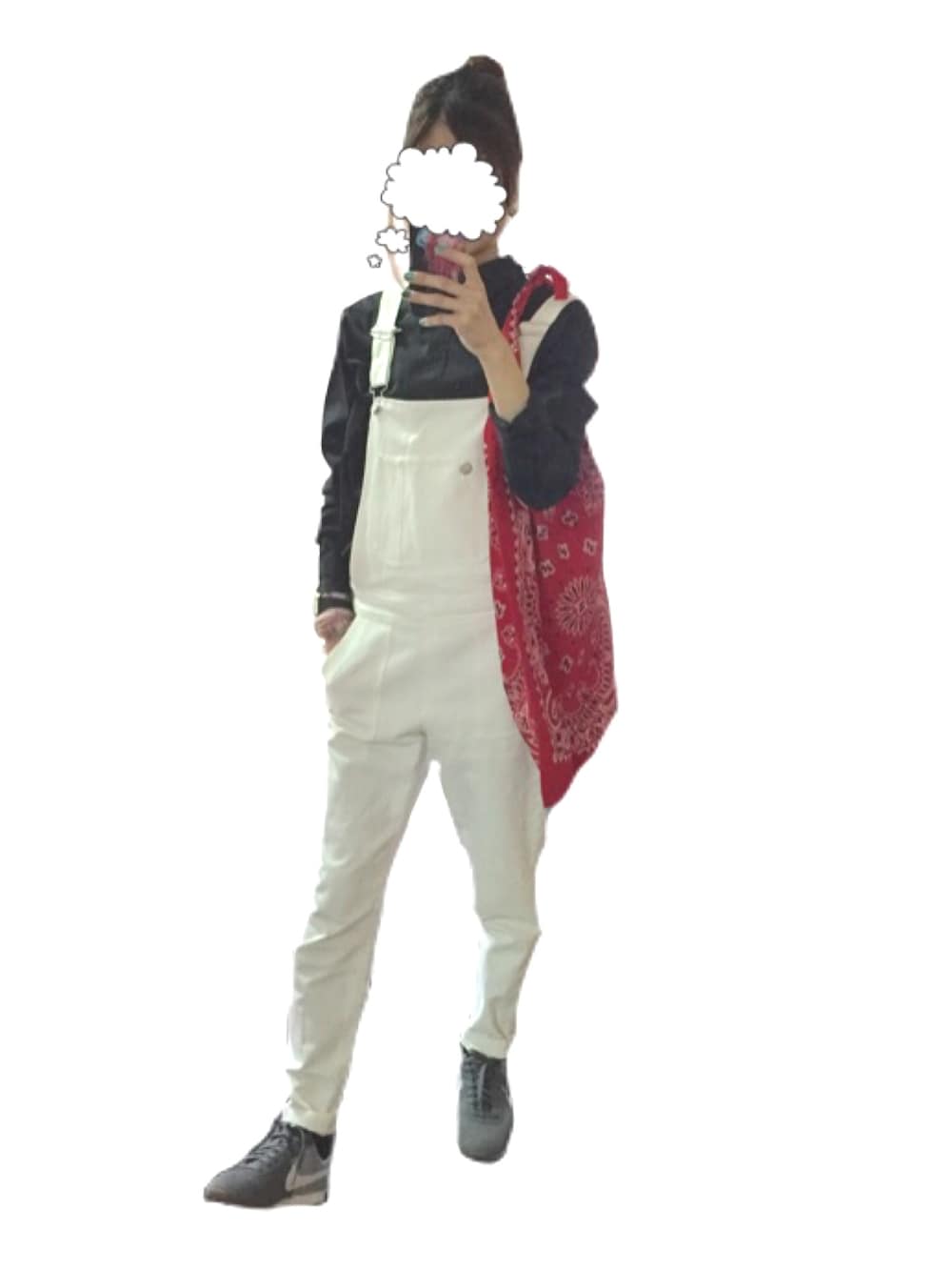 「ゆるコーデ、カジュアル、黒、サロペット、白、ペイズリー、バンダナ、スニーカー、NIKE」｜「Spick & SpanのNIKE ウィメンズプリモントリオールレーサー◆（スニーカー、グレー系）」を使った、ashibaさん（レディース・158cm）の春コーディネートの1枚目の写真