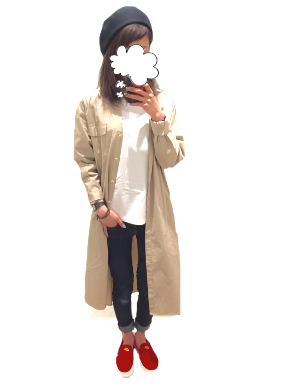 「大人カジュアル、ラフ、シャツスタイル、ベレー帽、ロングシャツ、シャツワンピ、ベージュ、NIKE、スリッポン」｜「NIKEのNIKE / WMNS TOKI SLIP PRINT【SP】（スニーカー、レッド系）」を使った、ashibaさん（レディース・158cm）の春コーディネートの1枚目の写真