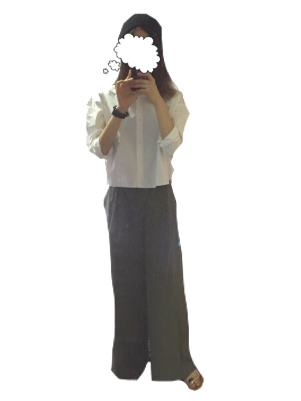 「カーキ、シンプル、ホワイト、シャツスタイル、ワイドパンツ、サンダル、ベレー帽、ゴールド、ショート丈トップス」｜「Rouge vifのベルトパンツ（その他パンツ、グリーン系）」を使った、ashibaさん（レディース・158cm）の春コーディネートの1枚目の写真