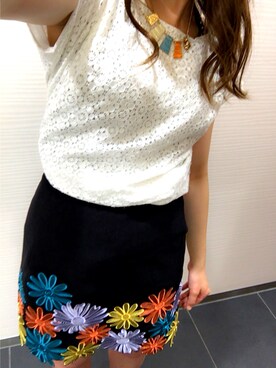 奈菜子さんの「フラワー刺繍台形スカート」を使ったコーディネート
