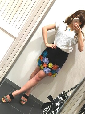 奈菜子さんの「フラワー刺繍台形スカート」を使ったコーディネート