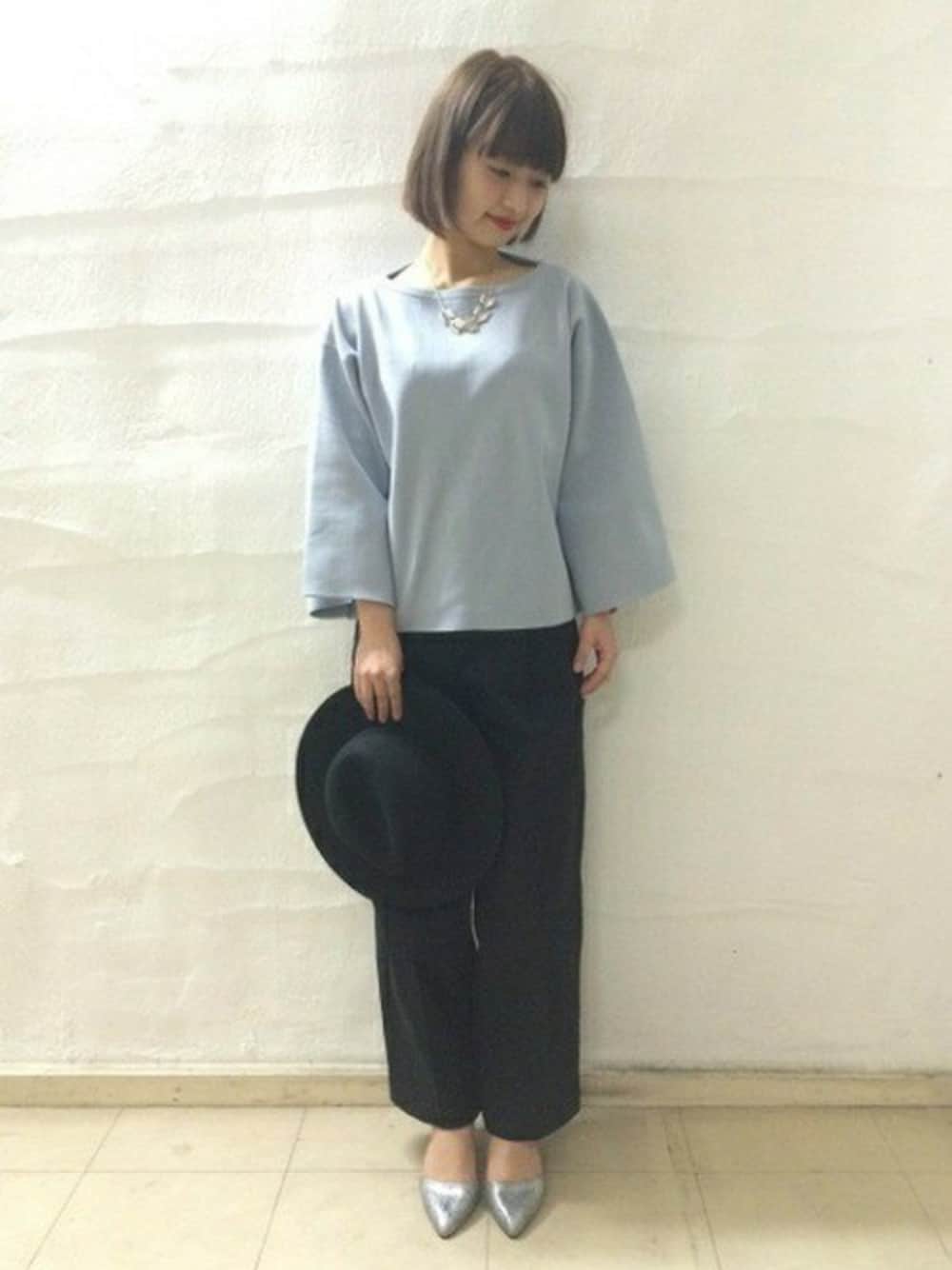 「ワイドパンツ、春コーデ、メタリックパンプス、サックスブルー、ボブヘアー、ワイドスリーブ」｜「JEANASISの12Gソウバリワイドスリーブプルオーバー/714132 （ニット/セーター、ブルー系）」を使った、山形真理さん（レディース・156cm）の冬コーディネートの1枚目の写真