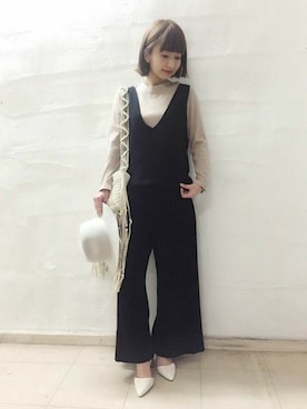 「白パンプス」｜「アイテム（オールインワン・サロペット）」を使った、山形真理さん（レディース・156cm）の冬コーディネート