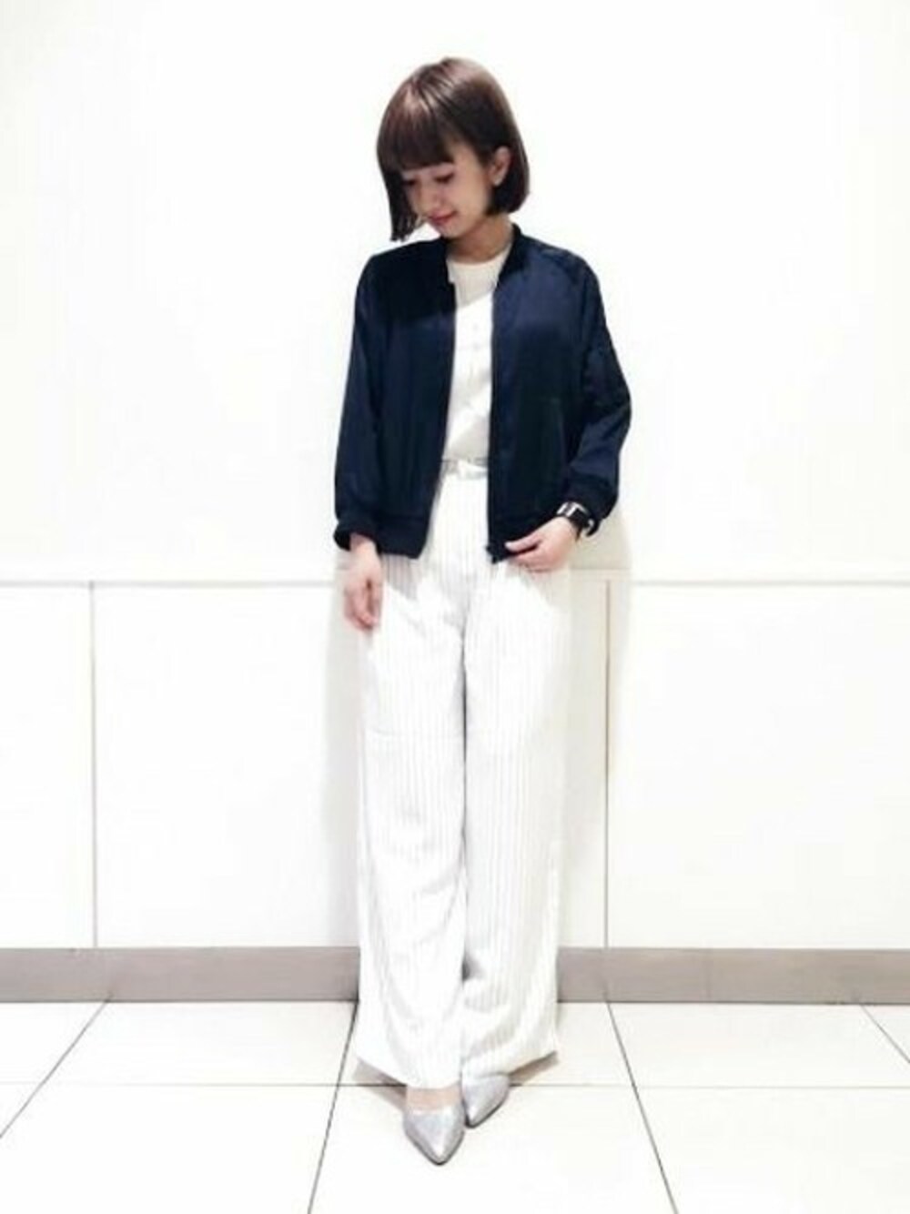 「カジュアル、ホワイト、MA-1、JEANASiS、ストライプ、ワイドパンツ」｜「JEANASISのビンテージサテンMA1/721387（MA-1、ブルー系）」を使った、山形真理さん（レディース・156cm）の夏コーディネートの1枚目の写真