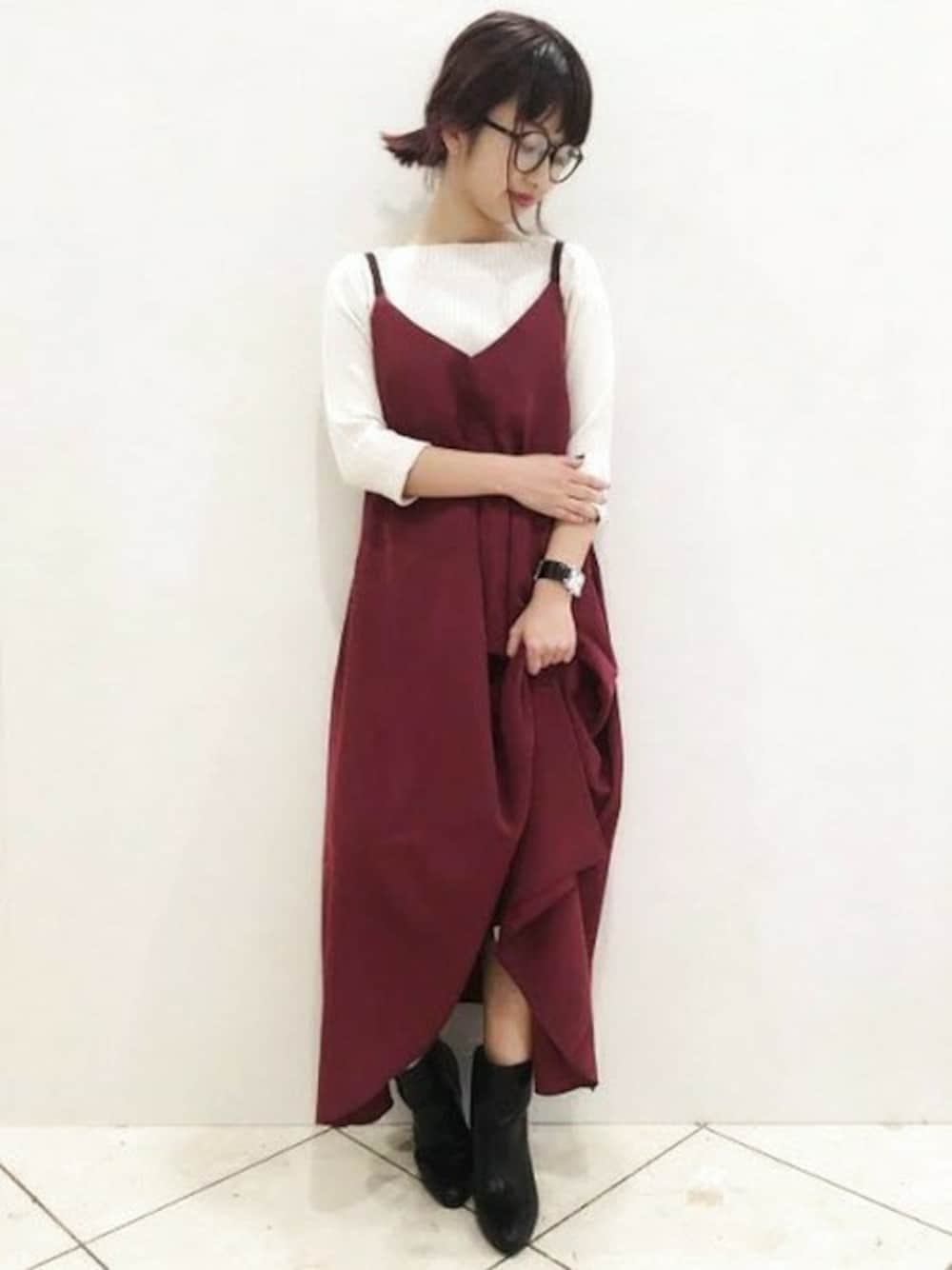 「ワンピース、トレンド、ブーツ、ボルドー、ジーナシス、オフショル、オフショルダー、キャミワンピ、キャミ、秋コーデ」｜「JEANASISのヘムデザインキャミワンピース/733097 （ワンピース、レッド系）」を使った、山形真理さん（レディース・156cm）の秋コーディネートの1枚目の写真