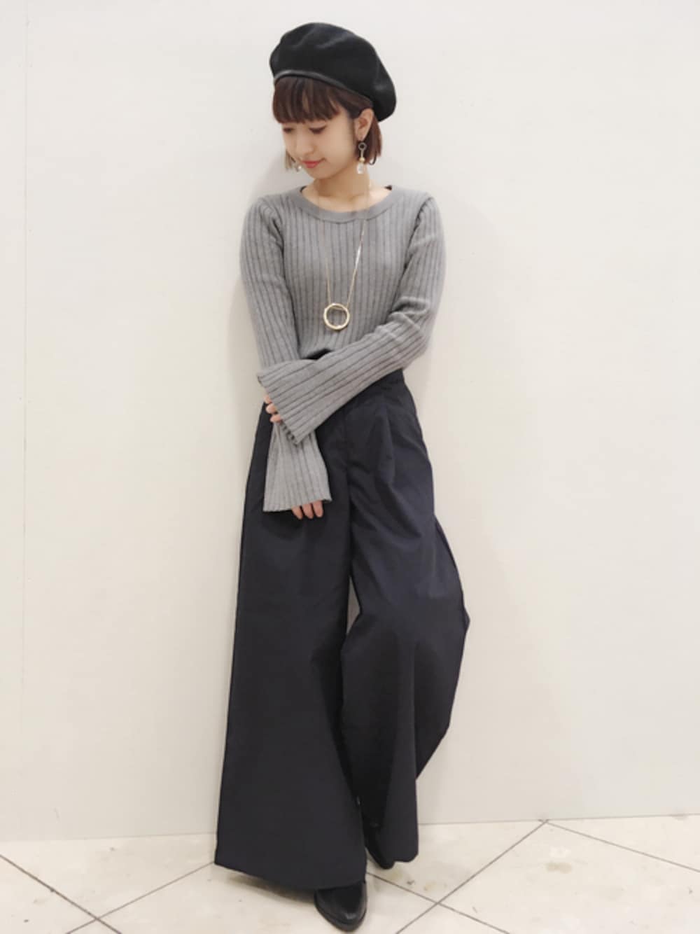 「カジュアル、シンプル、ベレー帽、JEANASiS、ジーナシス、ワイドパンツ、ワイドスリーブ」｜「JEANASISの12GワイドリブプルオーバーLS/737602（ニット/セーター、グレー系）」を使った、山形真理さん（レディース・156cm）の冬コーディネートの1枚目の写真