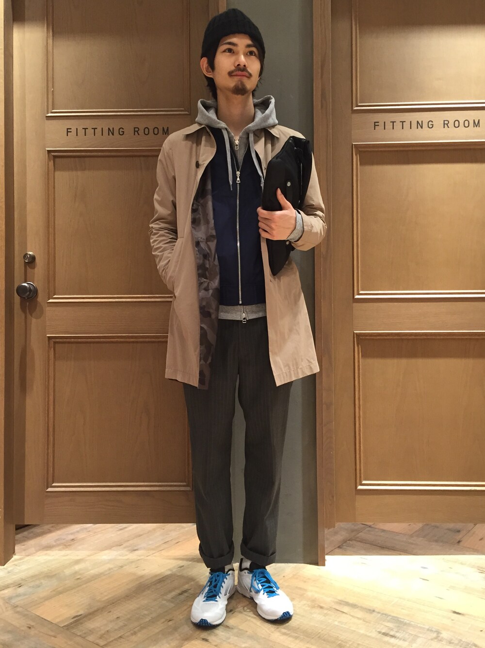 ブルー系のブルゾン、グレー系のパーカー、グレー系のその他パンツを着用したメンズの冬コーディネートの1枚目の写真