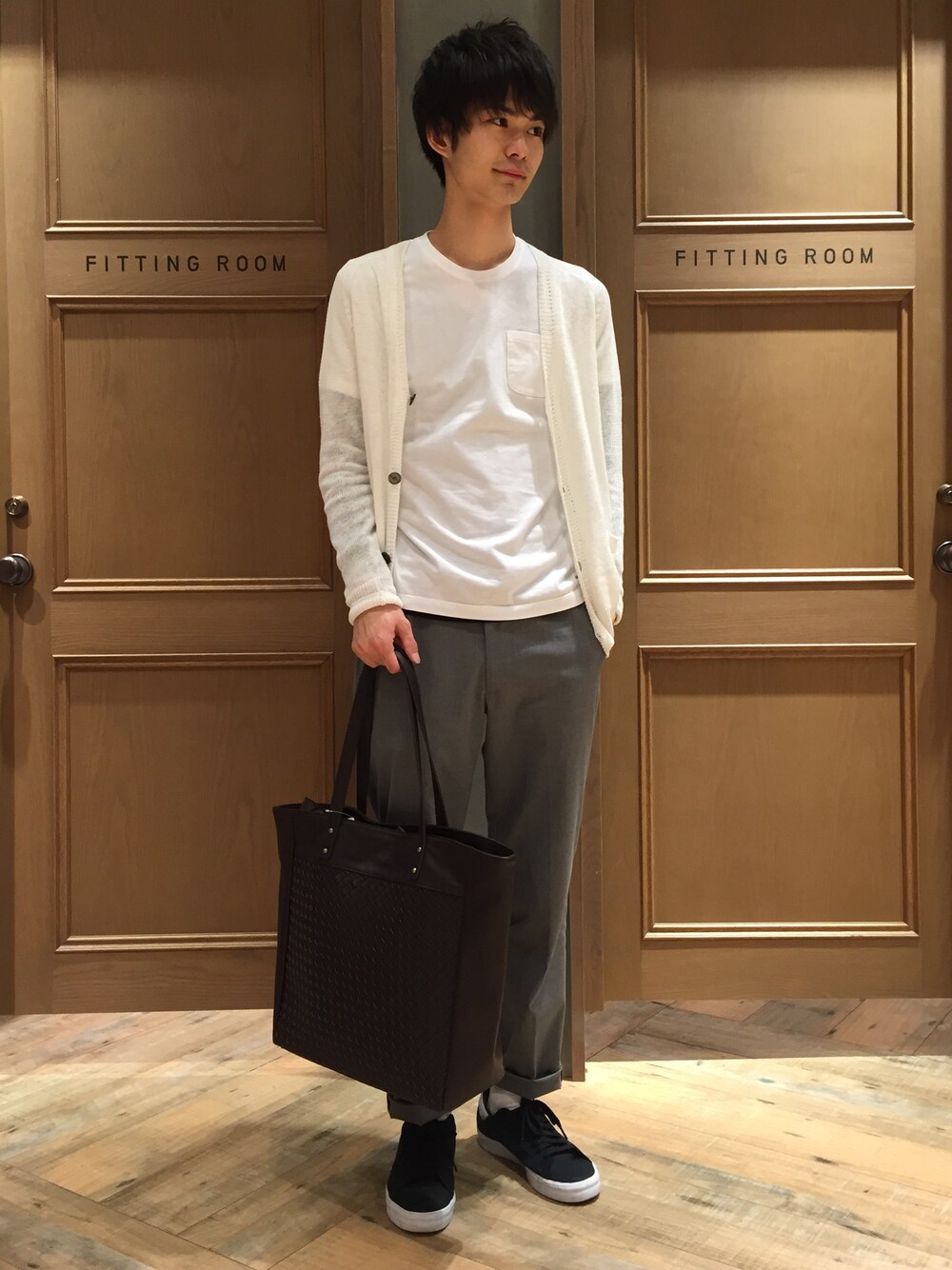 ホワイト系のカーディガン/ボレロ、ホワイト系のTシャツ/カットソー、グレー系のその他パンツを着用したメンズの春コーディネートの1枚目の写真