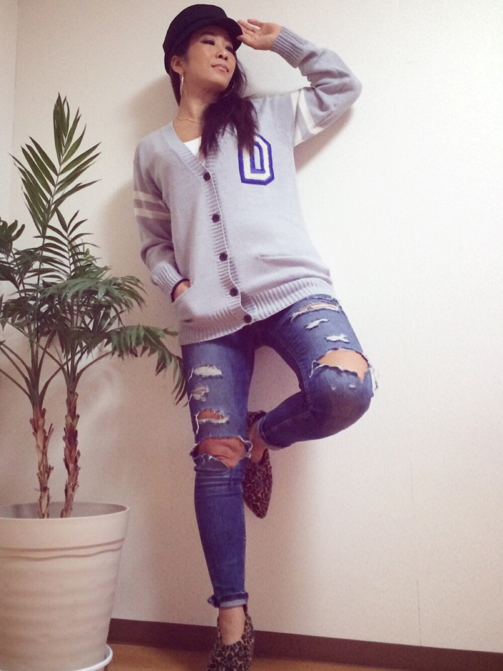 「moussy、SLY、ディーゼル(DIESEL)、ダメージデニムパンツ、ootd」｜「MOUSSYのW PEACH MARINE CAP（キャップ、ブラック系）」を使った、YUKA EASTさん（レディース・166cm）の冬コーディネートの1枚目の写真