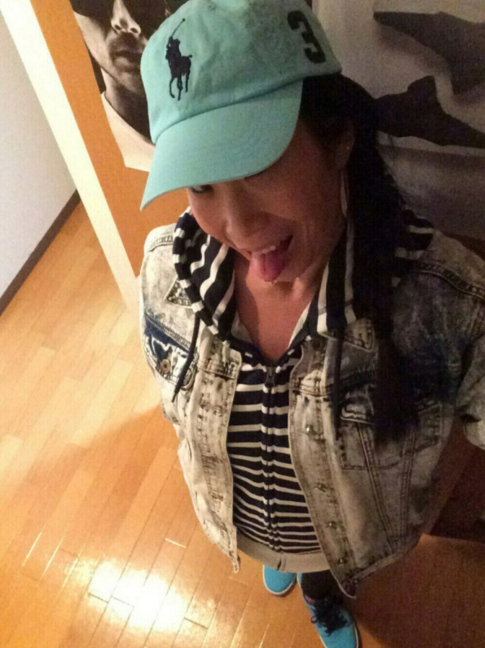 「HIPHOP、street、ターコイズ、Ralph Lauren、SUPRA、デニムジャケット」｜「POLO RALPH LAURENのアイテム（キャップ、ブルー系）」を使った、YUKA EASTさん（レディース・166cm）の冬コーディネートの1枚目の写真