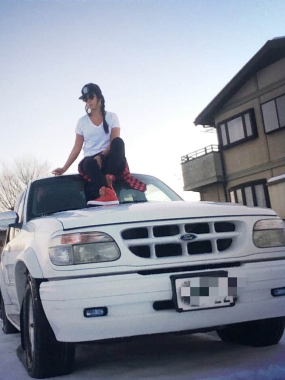 「Ford、explorer、アメ車、コラボ待ってます、SUPRA、Ralph Lauren、MITCHELL&NESS、HIPHOP、愛車、street」｜「Mitchell&Nessのアイテム（キャップ、ブラック系）」を使った、YUKA EASTさん（レディース・166cm）の冬コーディネートの1枚目の写真