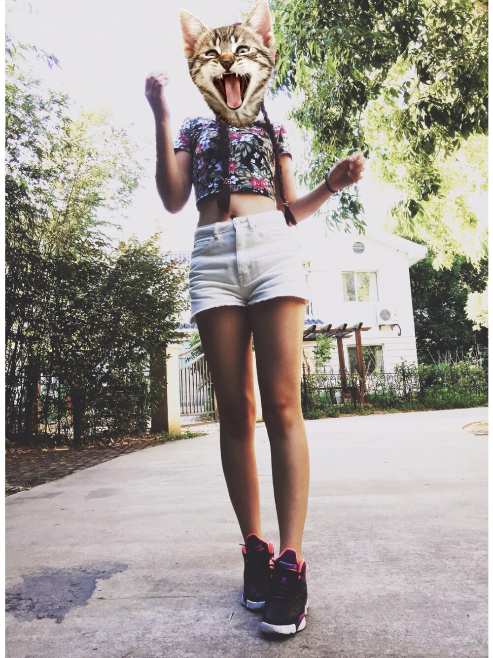 「summer、casual、streetstyle、sneakers、flower」｜「b+abのアイテム（デニムパンツ、ホワイト系）」を使った、Zihui Zhuさん（レディース・168cm）の夏コーディネートの1枚目の写真