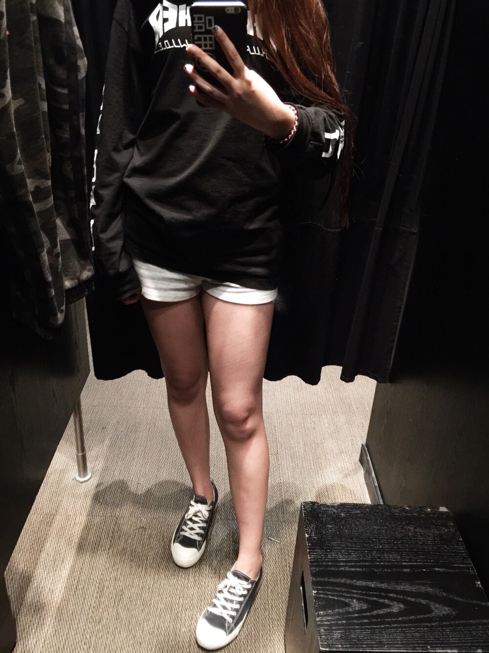 「ootd、outfit、casual、sneakers、streetstyle」｜「THRASHERのアイテム（スウェット、ブラック系）」を使った、Zihui Zhuさん（レディース・168cm）の秋コーディネートの1枚目の写真