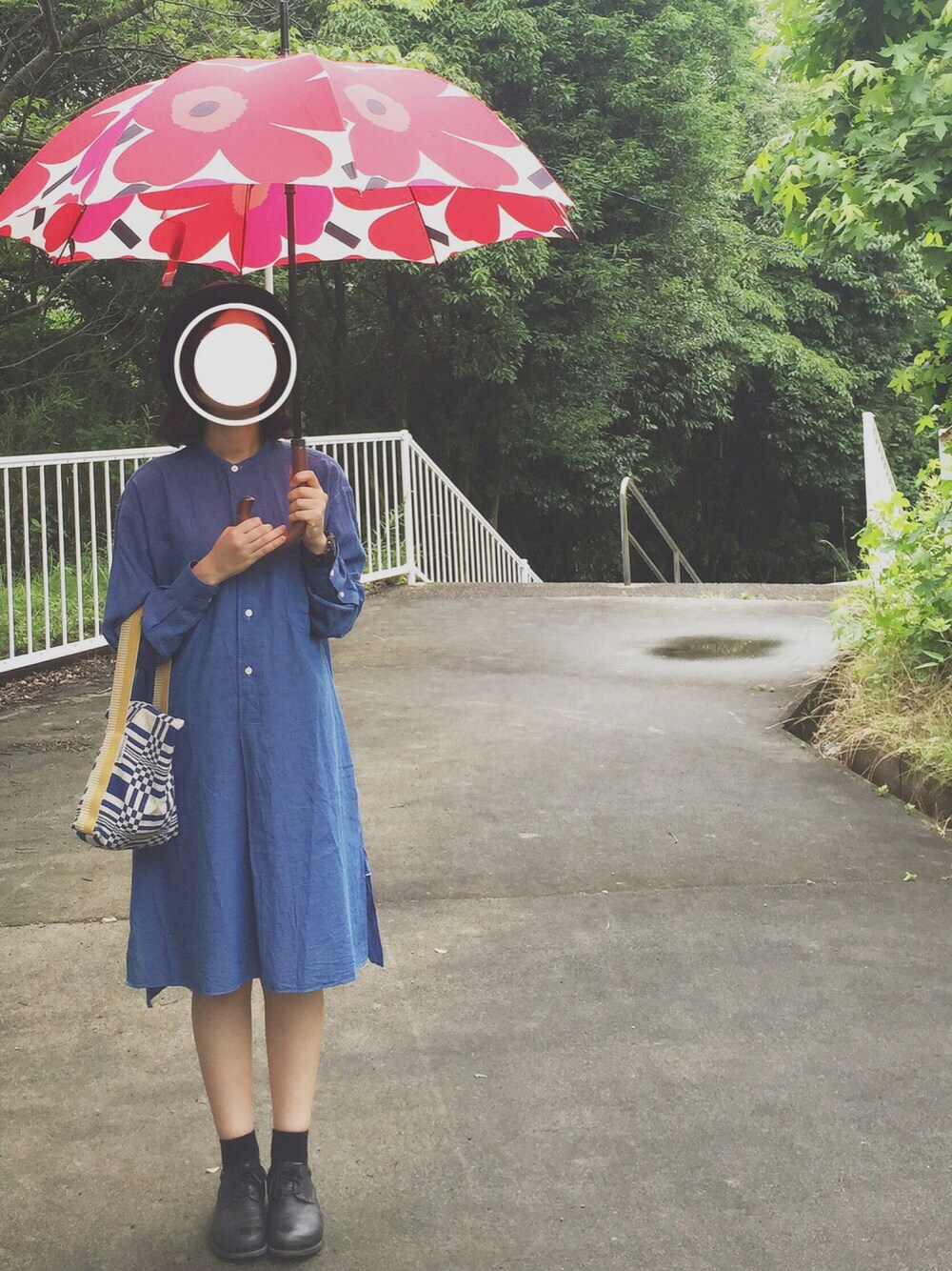 「COMOLI、marimekko、birkenstock、Johanna Gullichsen、ベタシャン」｜「marimekkoのPIENI UNIKKO / 　傘（長傘、レッド系）」を使った、ｓａ .さん（レディース・159cm）の夏コーディネートの1枚目の写真