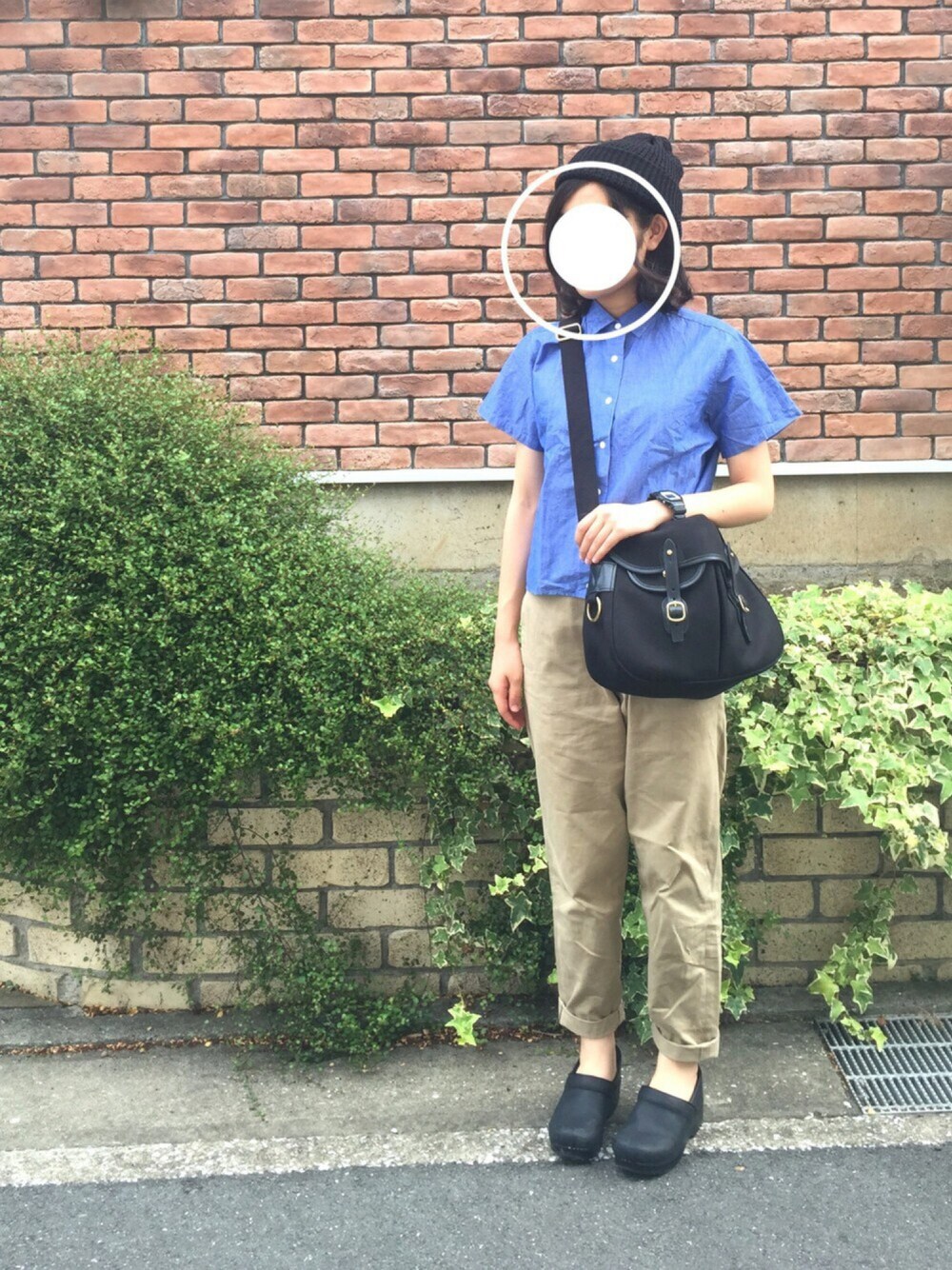 「シンプルコーデ、YAECA、dansko、ブレディ、CA4LA」｜「BRADYの＜Brady＞ ARIEL TROUT/ショルダーバッグ（ショルダーバッグ、ブラック系）」を使った、ｓａ .さん（レディース・159cm）の夏コーディネートの1枚目の写真