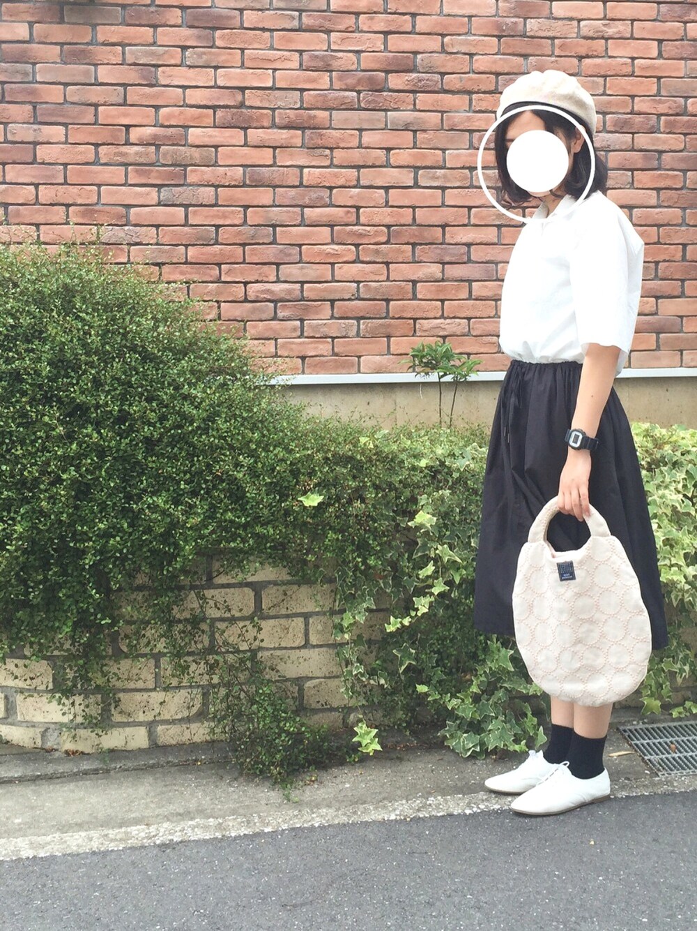 「フレアスカート、大人カジュアル、AURALEE、leglazik、MARGARET HOWEEL、MHL.、ミナペルホネン、エッグバッグ、CA4LA、ベレー帽」｜「AURALEEのAURALEE / ウェザークロス ブラウス（シャツ/ブラウス、ホワイト系）」を使った、ｓａ .さん（レディース・159cm）の夏コーディネートの1枚目の写真