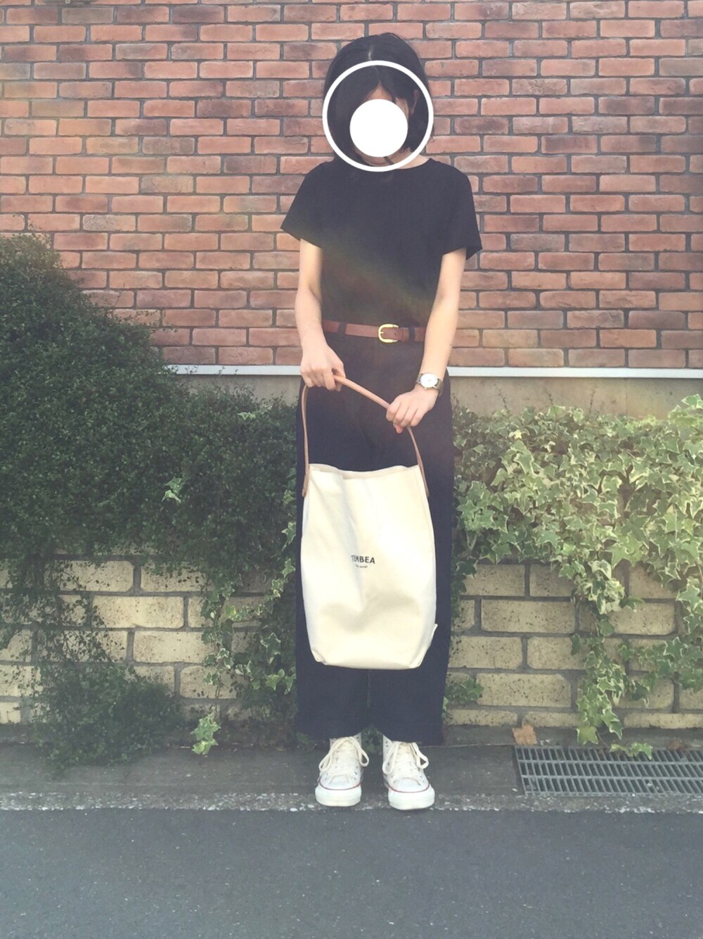 「YAECA、converse、tembea、ポケT、ハイカットスニーカー、ドラフトABC、ドラフトCON」｜「YAECAのアイテム（Tシャツ/カットソー、ブラック系）」を使った、ｓａ .さん（レディース・159cm）の秋コーディネートの1枚目の写真