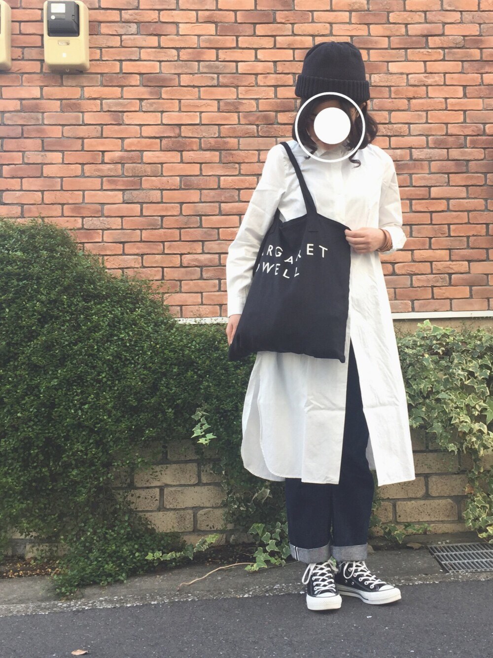 「カジュアル、デニムパンツ、シャツワンピ、YAECA、MHL.、MARGARET HOWEEL、コンバース、converse、クレプスキュール」｜「crepusculeのアイテム（キャップ、ブラック系）」を使った、ｓａ .さん（レディース・159cm）の秋コーディネートの1枚目の写真