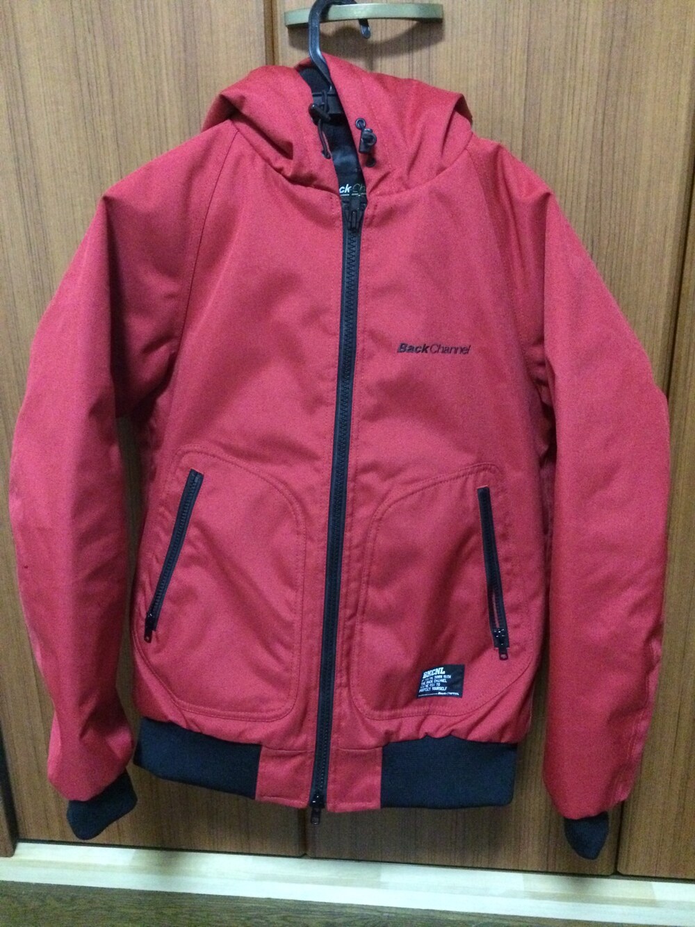 「Back ChannelのCORDURA HOODED JACKET（ミリタリージャケット、レッド系）」を使った、TOROさん（メンズ・162cm）の冬コーディネートの1枚目の写真