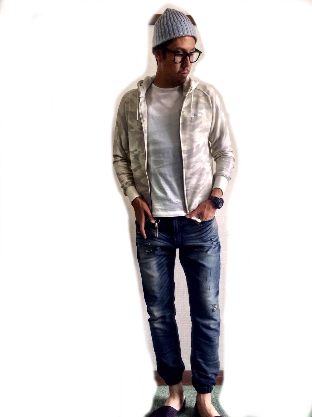 「カモフラ、UNIQLOandLEMAIRE、ジョガーパンツ、ダメージデニムパンツ」｜「1piu1uguale3 RELAXの1PIU1UGUALE3 RELAX/ 迷彩裏毛パーカー（パーカー、ホワイト系）」を使った、はっとさん（メンズ・178cm）の春コーディネートの1枚目の写真